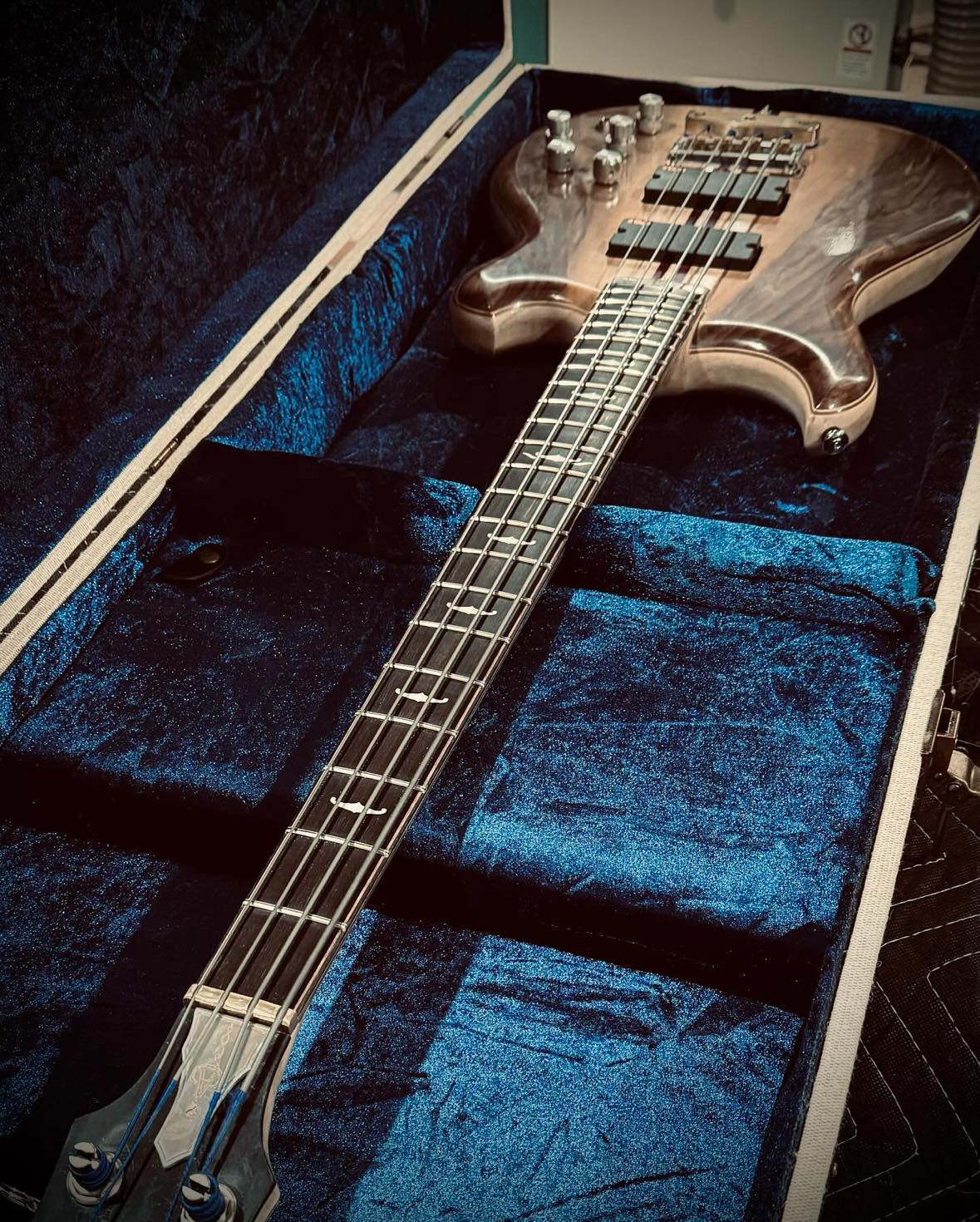 "Bella Corta" Demo model 4 string bass.