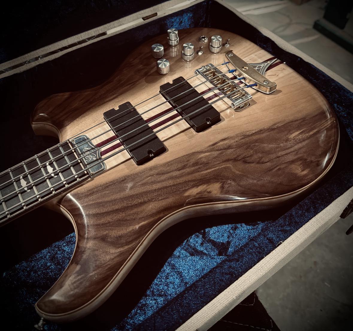 "Bella Corta" Demo model 4 string bass.