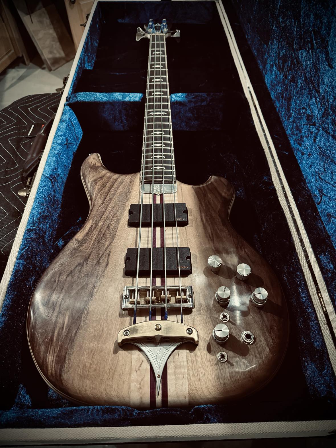 "Bella Corta" Demo model 4 string bass.
